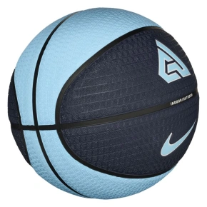 PLAYGROUND 8P 2.0 G ANTETOKOUNMPO DEFLATOVANÝ míč PLAYGROUND 8P 2.0 G ANTETOKOUNMPO DEFLATOVANÝ míč