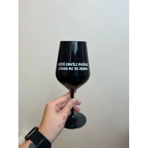 JEŠTĚ CHVÍLI POČKEJ A BUDE MI TO JEDNO. - černá nerozbitná sklenice na víno 470 ml