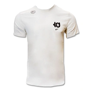 Tričko Nike Kevin Durant Seasonal Logo Dri-FIT T-Shirt White - DD0775-100 Tričko Nike Kevin Durant Seasonal Logo Dri-FIT T-Shirt White - DD0775-100