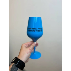 JEŠTĚ CHVÍLI POČKEJ A BUDE MI TO JEDNO. - modrá nerozbitná sklenice na víno 470 ml